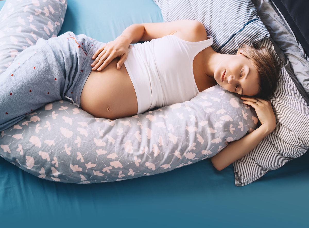 Cómo dormir en el embarazo: consejos y posturas para un sueño cómodo