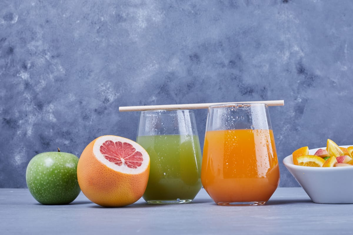 ¿Comer fruta entera o en jugos? Descubre cuál es la mejor opción