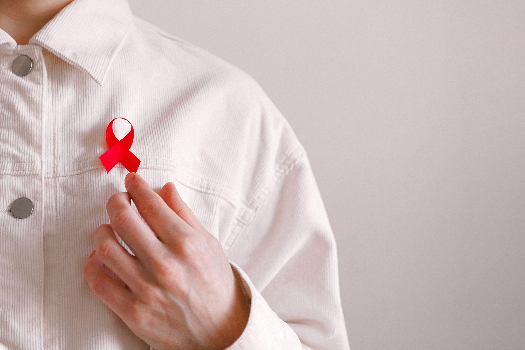 Aprende qué es, cómo afrontarlo y las diferencias entre VIH y SIDA