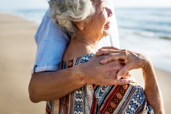 Consejos para cuidar a las personas mayores durante una ola de calor