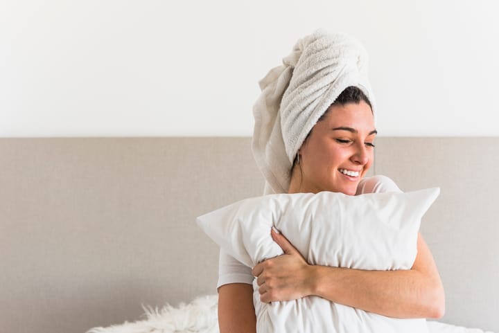 ¿Dormir con el pelo mojado?: 5 motivos para no hacerlo