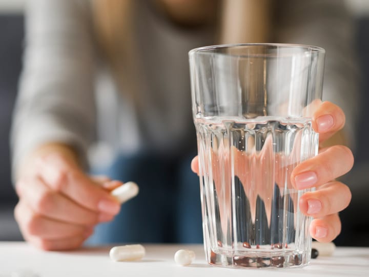 ¡Siempre con agua! Motivos para no tomar tus medicamentos con otros líquidos